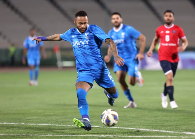 Neymar đi bóng trong trận Al Hilal gặp Nassaji Mazandaran tại Champions League châu Á, trên sân Azadi Stadium, Tehhran, Iran ngày 3/10/2023. Ảnh: Reuters.