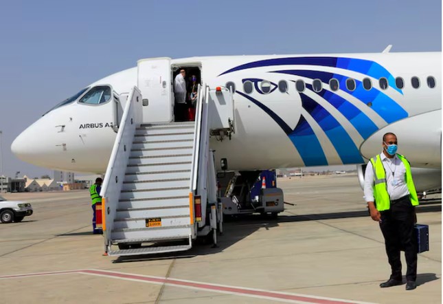 Một chiếc máy bay của hãng hàng không EgyptAir tại Luxor, Ai Cập, tháng 4/2021. (Ảnh: Reuters)