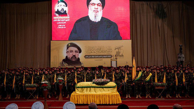 Lễ tang của chỉ huy cấp cao Hezbollah Fu'ad Shukr diễn ra ở Lebanon. Ảnh: Reuters