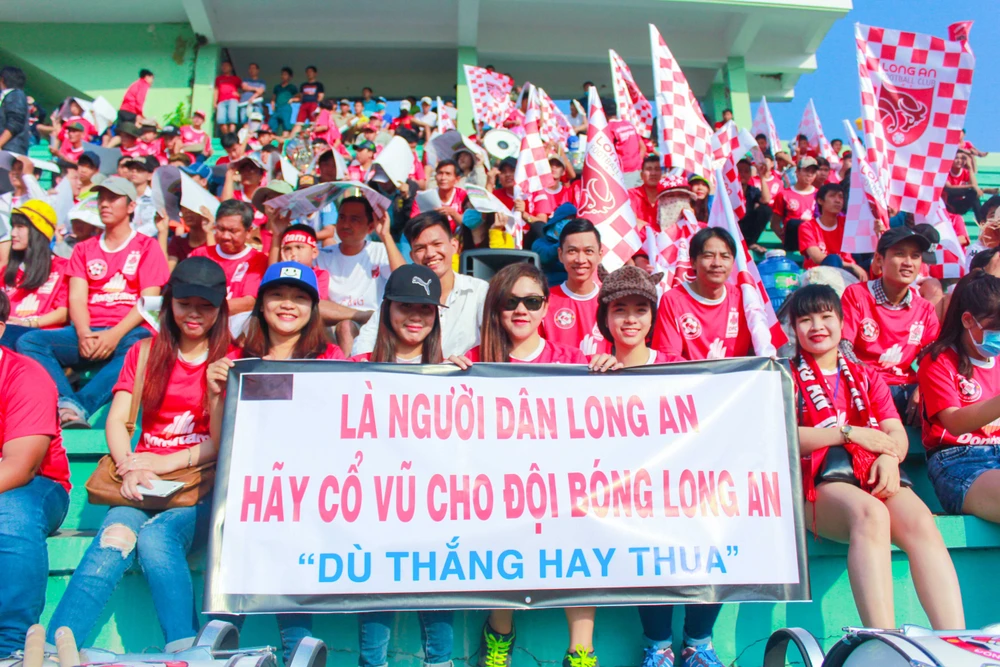 Người hâm mộ Long An luôn mong muốn đội bóng quê hương sớm trở lại thời đỉnh cao V-League. Ảnh: HD