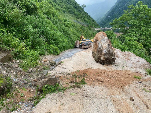 Hàng chục tảng đá bất ngờ lăn từ trên đồi xuống.