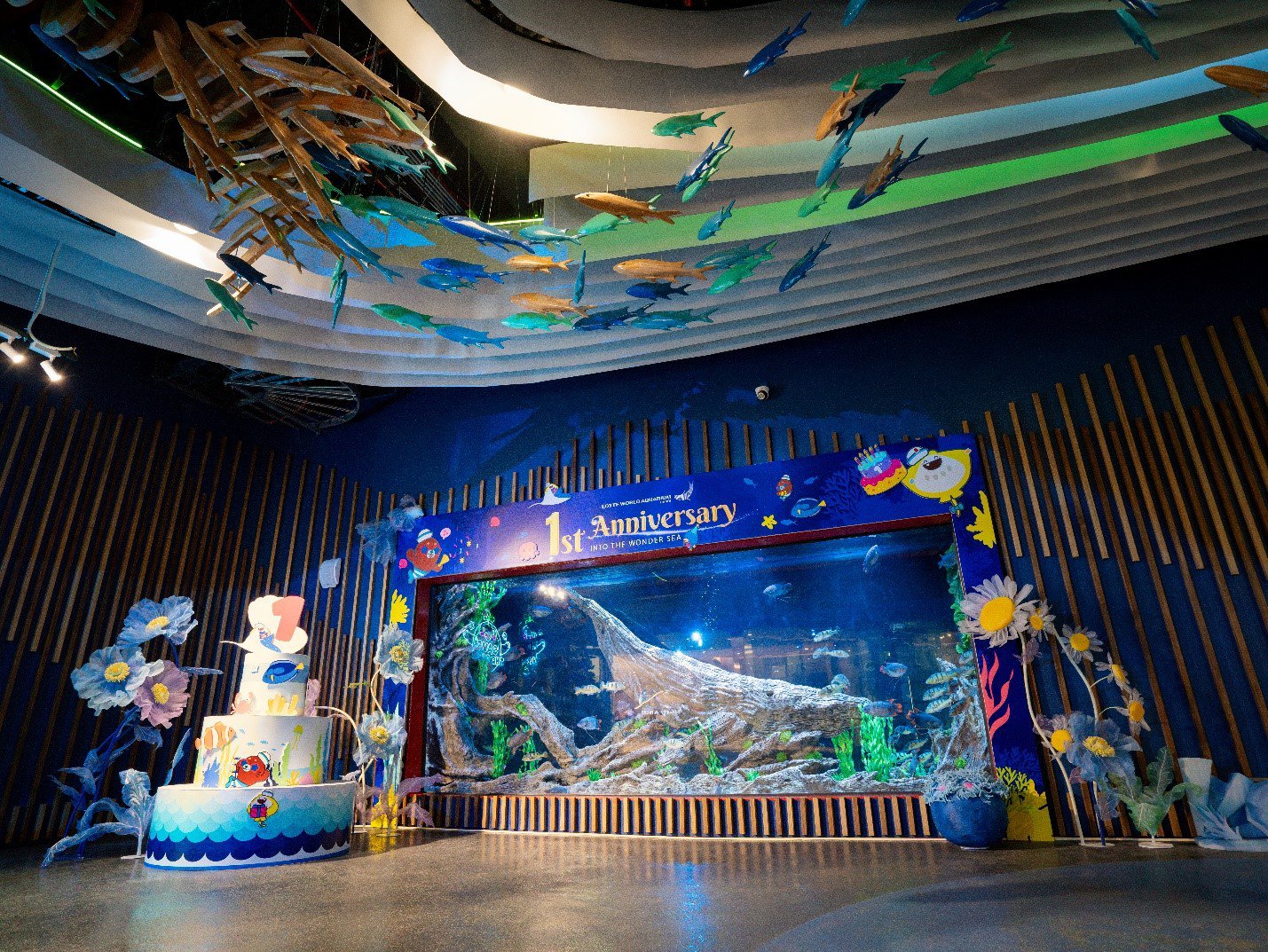 Thủy cung Lotte World Hà Nội “thay áo mới” nhân dịp sinh nhật 1 tuổi.