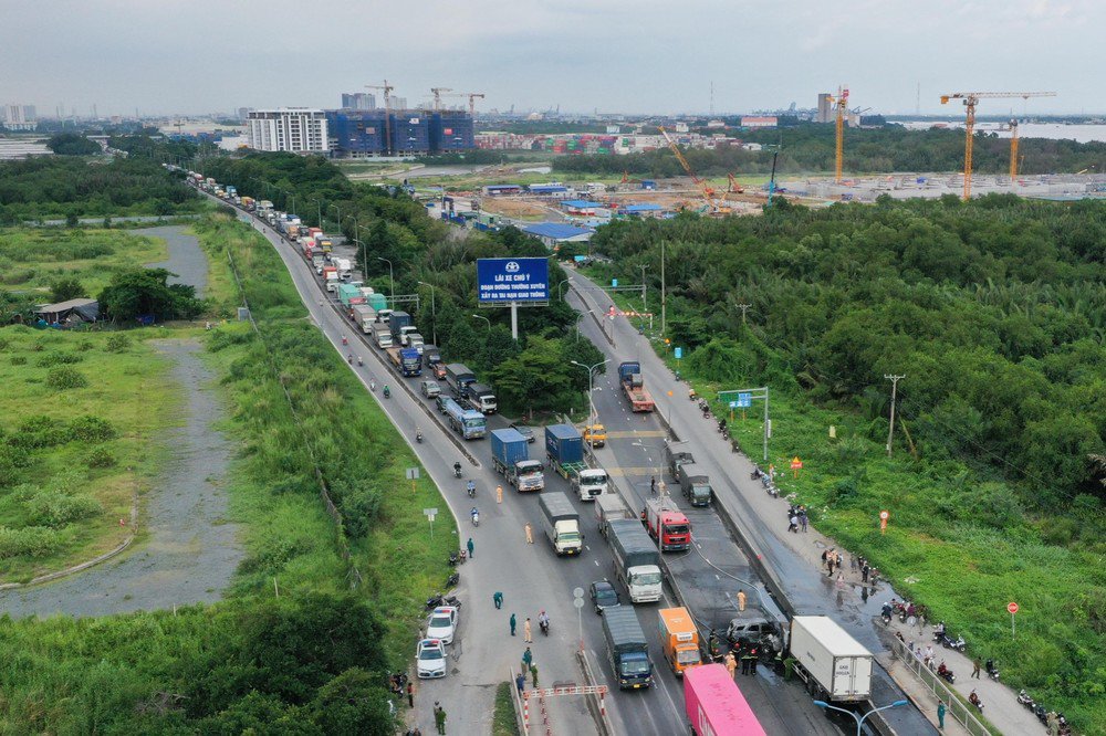 Kinh hoàng: Gần chục ô tô tông nhau và bốc cháy ở cầu Phú Mỹ - 12