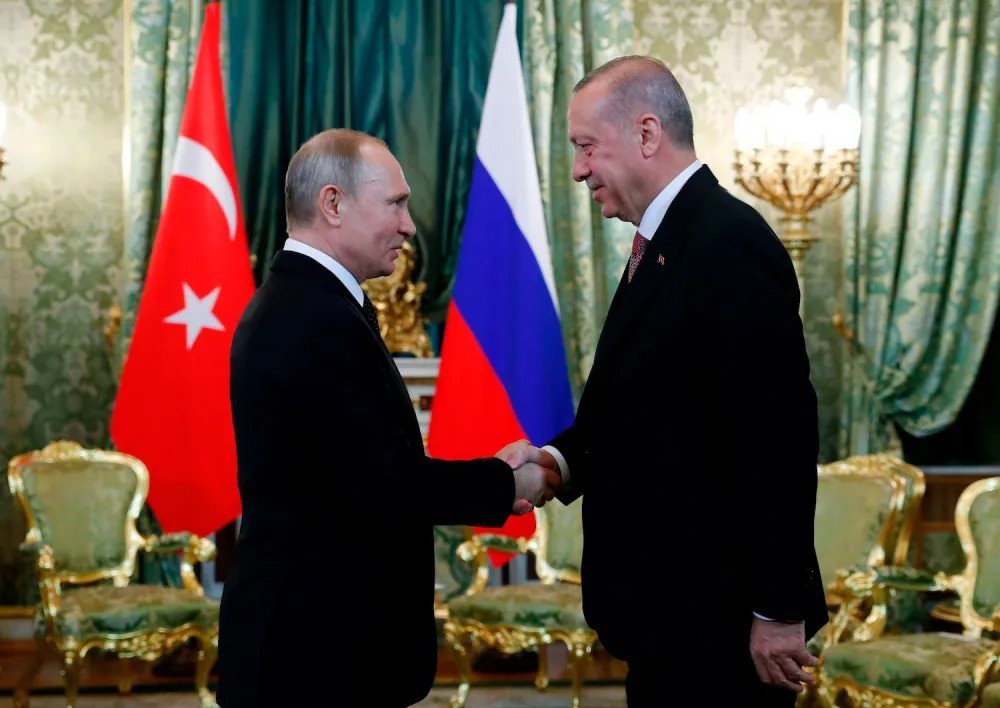 Tổng thống Nga Vladimir Putin và người đồng cấp Thổ Nhĩ Kỳ Recep Tayyip Erdogan bắt tay nhau trong cuộc gặp mặt tại Điện Kremlin vào tháng 4/2024. Ảnh: AFP