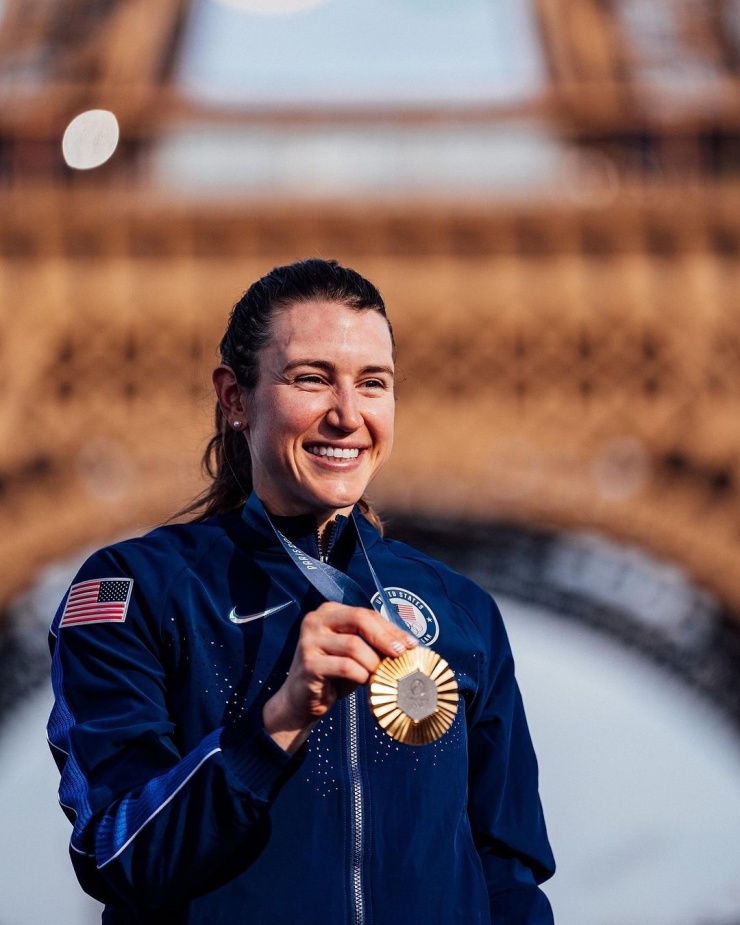 Kristen Faulkner về đích dưới chân tháp Eiffel, tại Olympic Paris. Video: Seg Cycling