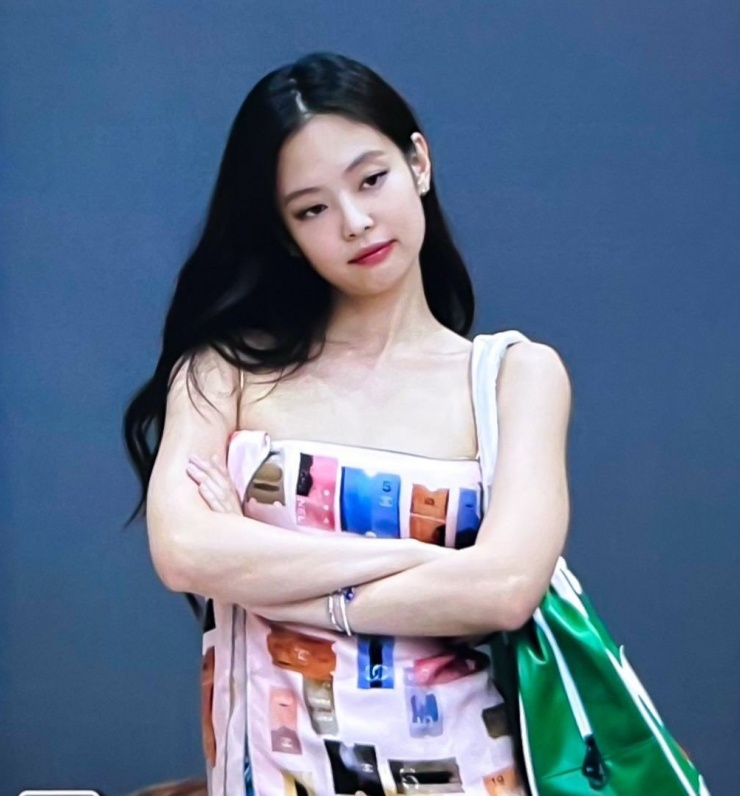 Về phần Jennie, cô dự kiến ra mắt album solo. Ca sĩ nói sản phẩm âm nhạc này sẽ có những gì mà fan mong đợi. Hôm 2/8, Jennie đăng ký nhãn hiệu 