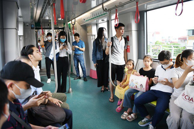 Người dân trải nghiệm metro Nhổn - ga Hà Nội sáng 8/8. Ảnh: Như Ý