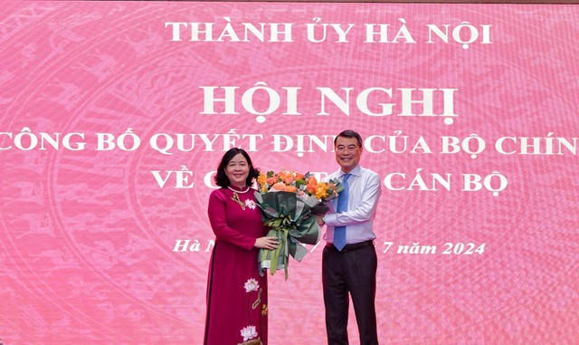 &#7910;y vi&ecirc;n B&#7897; Ch&iacute;nh tr&#7883;, Tr&#432;&#7903;ng Ban T&#7893; ch&#7913;c Trung &#432;&#417;ng L&ecirc; Minh H&#432;ng t&#7863;ng hoa ch&uacute;c m&#7915;ng t&acirc;n B&iacute; th&#432; Th&agrave;nh &#7911;y H&agrave; N&#7897;i B&ugrave;i Th&#7883; Minh Ho&agrave;i