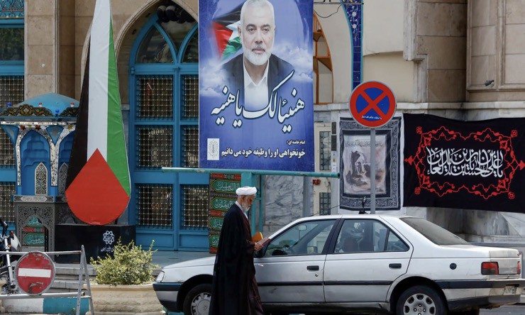 Hình ảnh thủ lĩnh Hamas Ismail Haniyeh được treo ở Quảng trường Palestine ở Tehran, Iran. Ảnh: AFP.