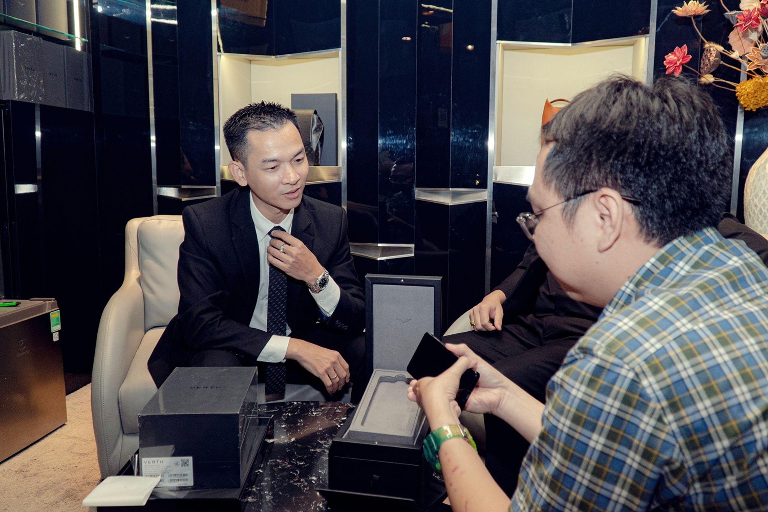 Vertu Vietnam welcomes many customers who come to order with the desire to find a "unique" gift for important relationships.