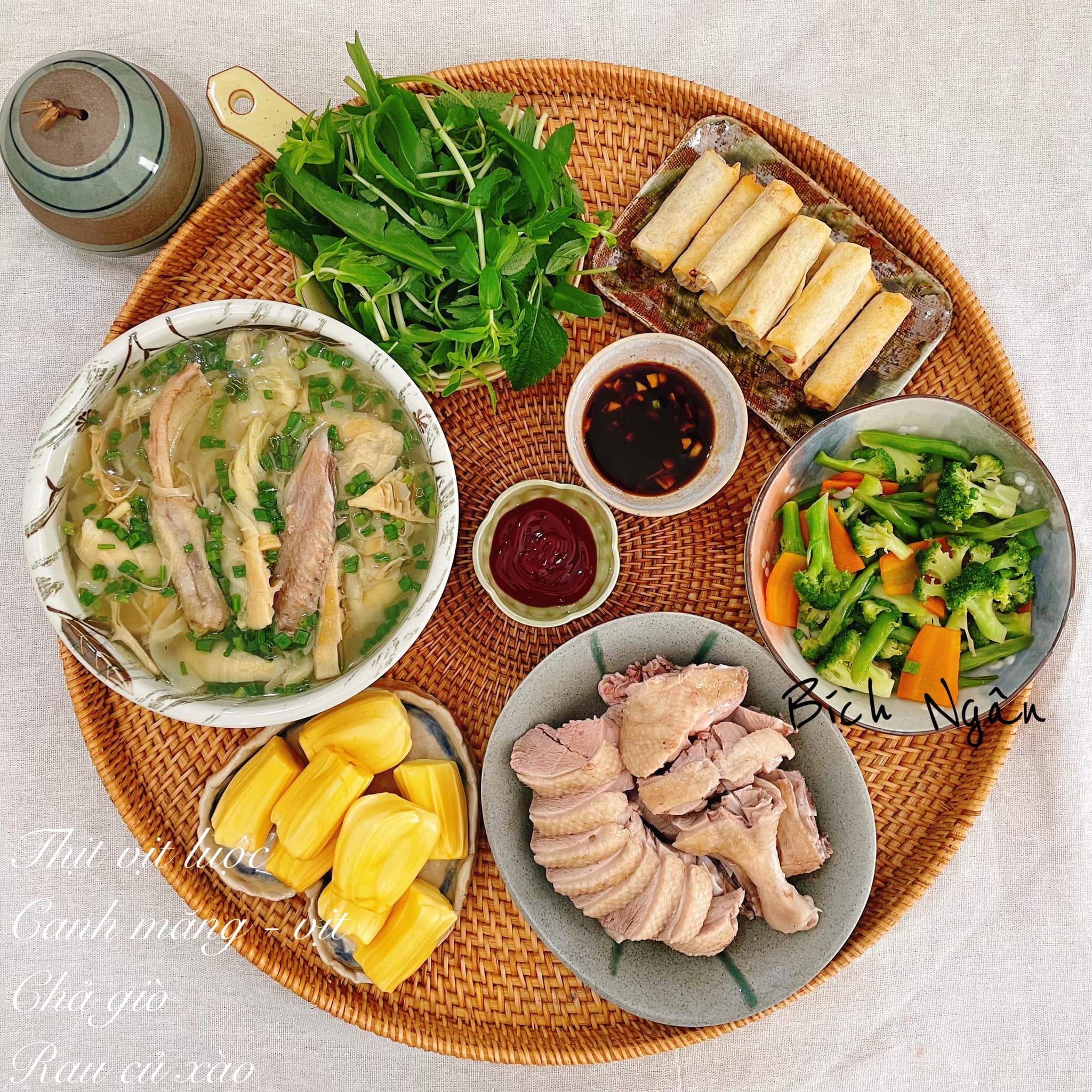 Thịt vịt luộc - Canh măng - Chả giò - Rau củ xào