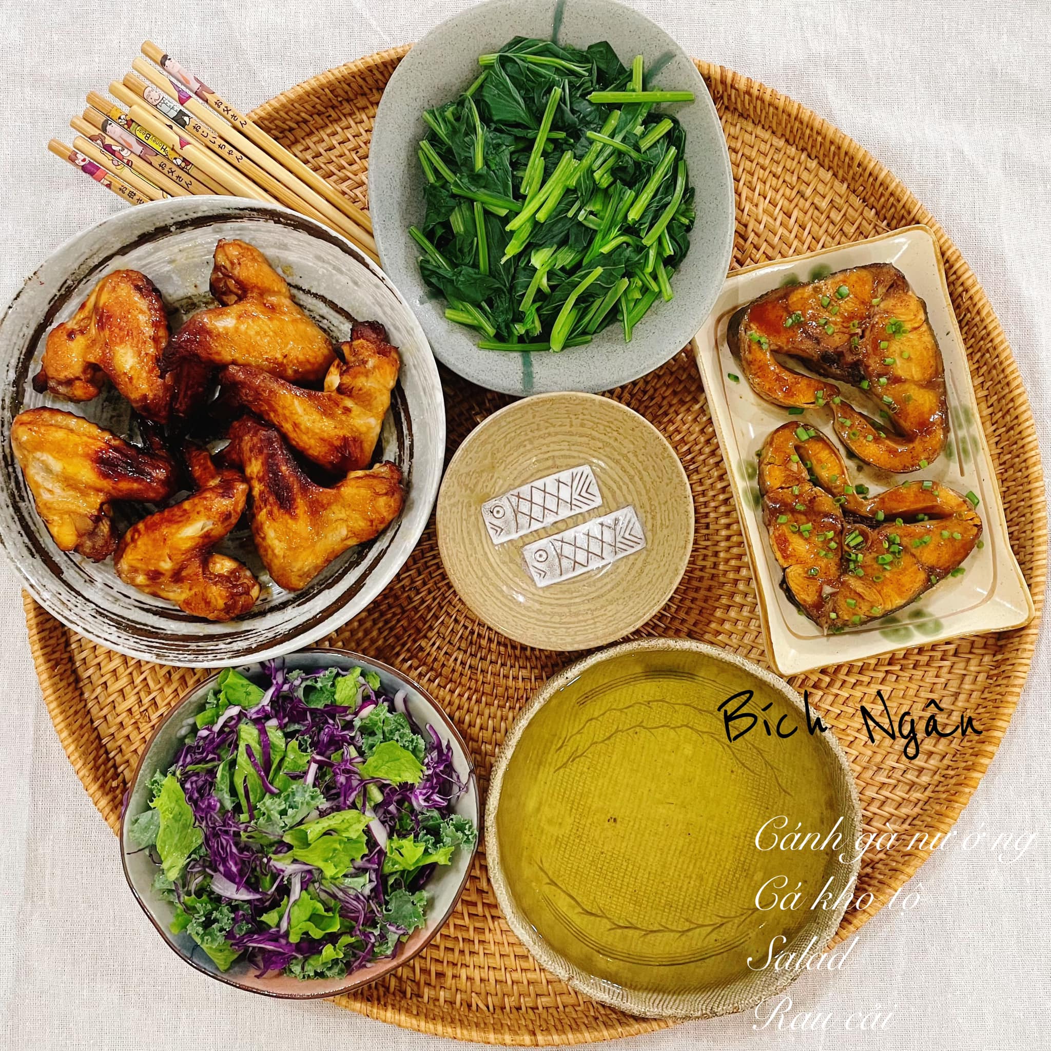 Cánh gà nướng - Cá kho tộ - Rau cải luộc - Salad