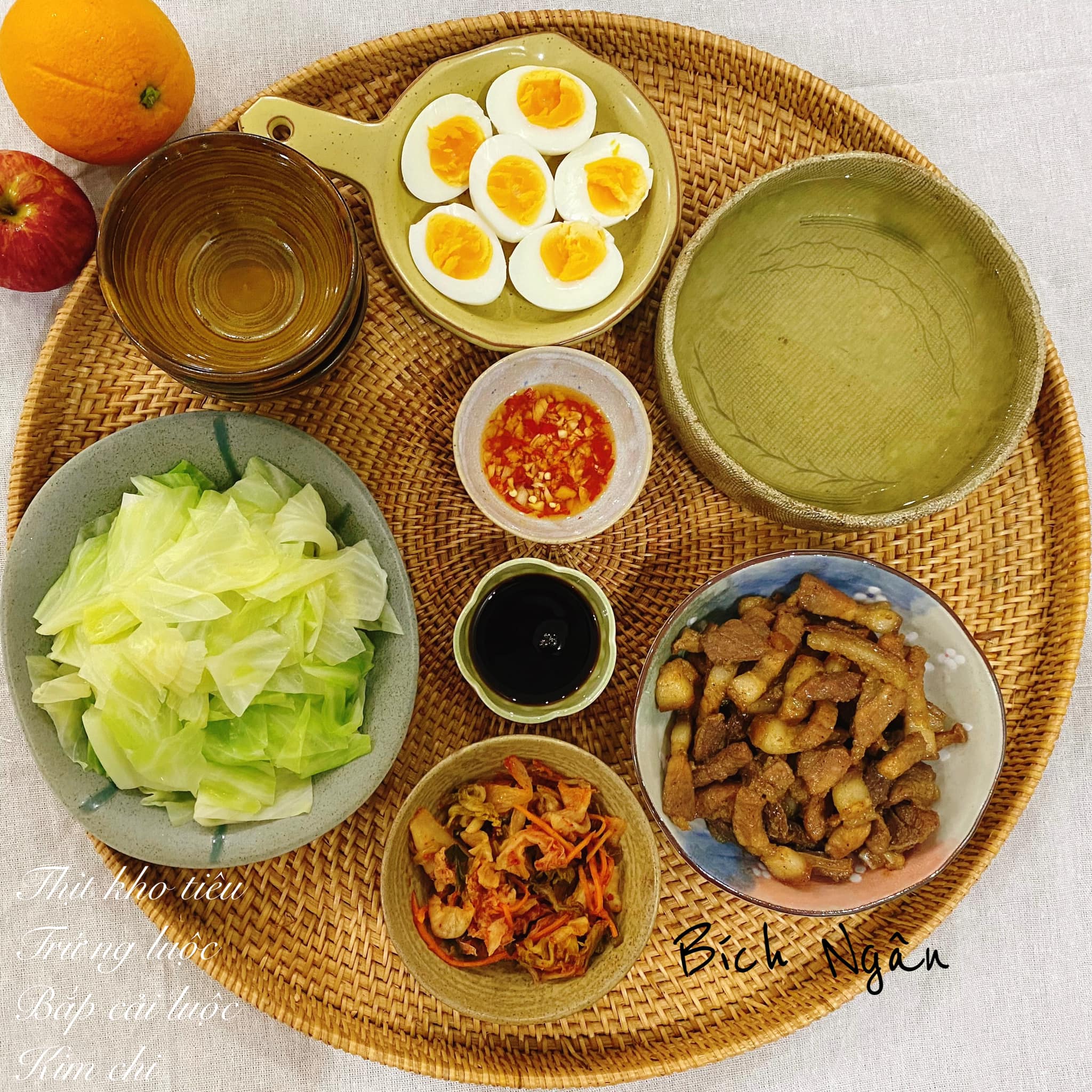 Thịt kho tiêu - Trứng luộc - Bắp cải luộc - Kim chi