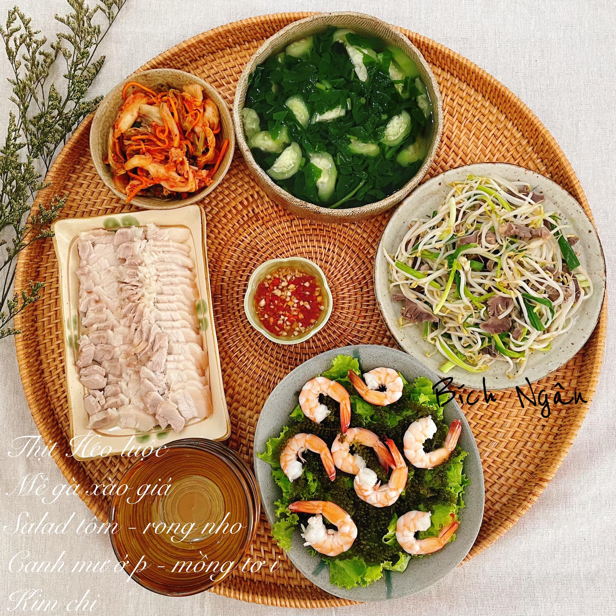 Thịt heo luộc - Mề gà xào giá - Canh mướp,&nbsp;mồng tơi - Salad tôm, rong nho - Kim chi