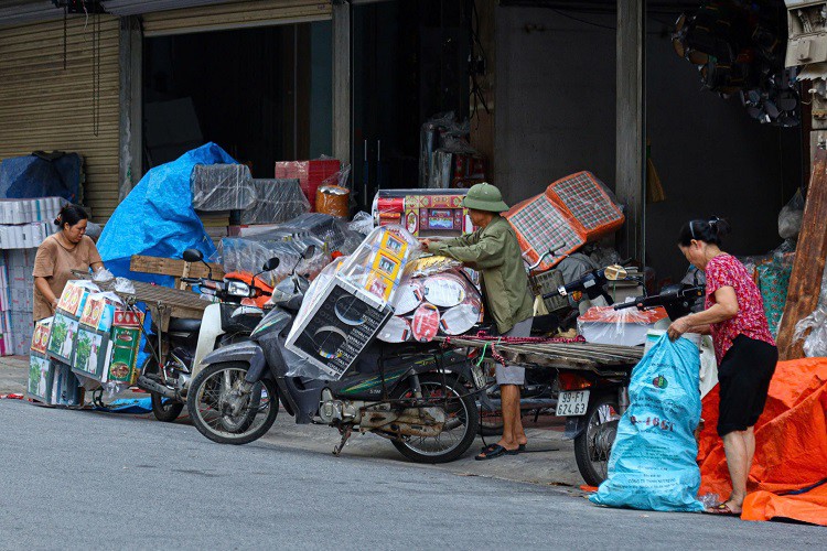 Năm nay, kinh tế khó khăn, cùng với việc người dân ngày càng hạn chế đốt vàng mã nên sản lượng tiêu thụ ít hơn mọi năm.&nbsp;Tháng 7 được coi là dịp lễ Vu Lan báo hiếu, vì vậy, nhu cầu mua sắm vàng mã để đốt cho người thân đã khuất&nbsp;cũng tăng cao.