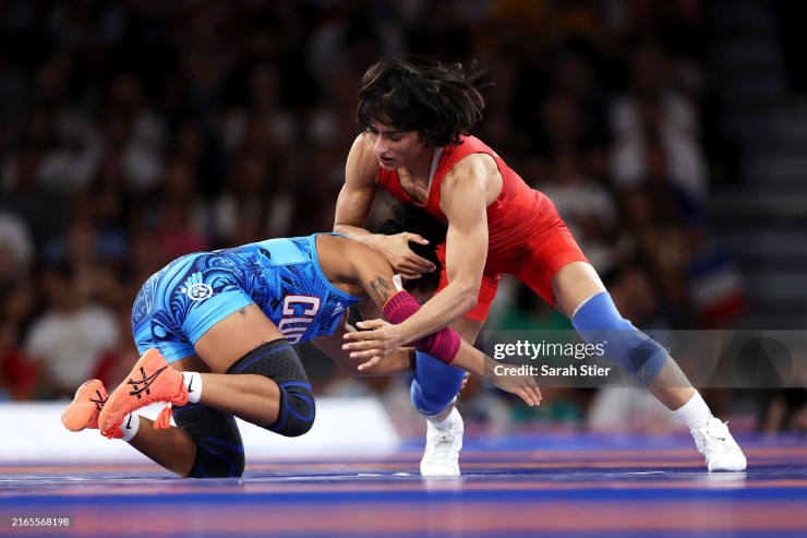 Phogat (xanh) hạ đương kim vô địch vòng 1, đi tới chung kết nhưng bị loại vì thừa 0,1 kg