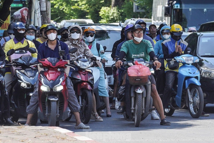 Nắng nóng, mặt đường hầm hập, cộng thêm tình trạng ùn tắc giao thông khiến người đi đường rất ngột ngạt, khó thở.