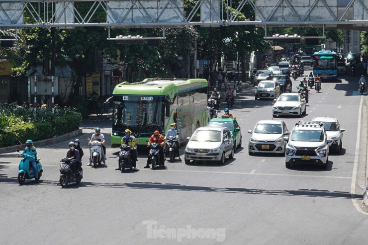 Ánh nắng mặt trời phản chiếu trên kính chắn gió của ô tô tạo ra những vệt sáng chói lóa, gây cản trở tầm nhìn của các tài xế.