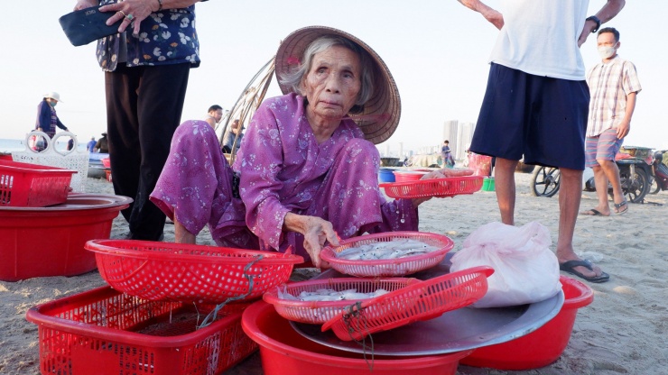 Trong số những người đến chợ buôn bán, có nhiều cụ bà đã lớn tuổi nhưng vẫn gắn bó quang gánh, thúng, mẹt... ở chợ mỗi ngày.