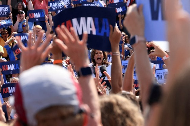 Sự trỗi dậy từ phía ứng viên Dân chủ Kamala Harris khiến ê-kíp của ông Trump lo lắng. Ảnh: REUTERS