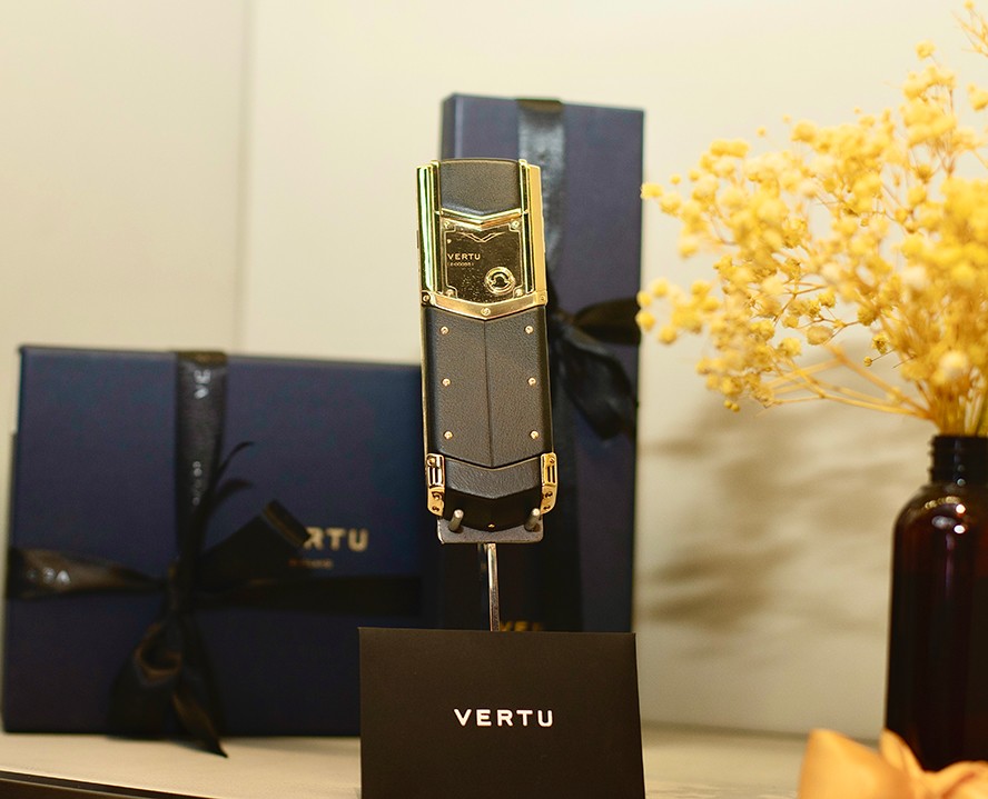 Vertu Signature V phones are the top priority when customers choose gifts for partners.