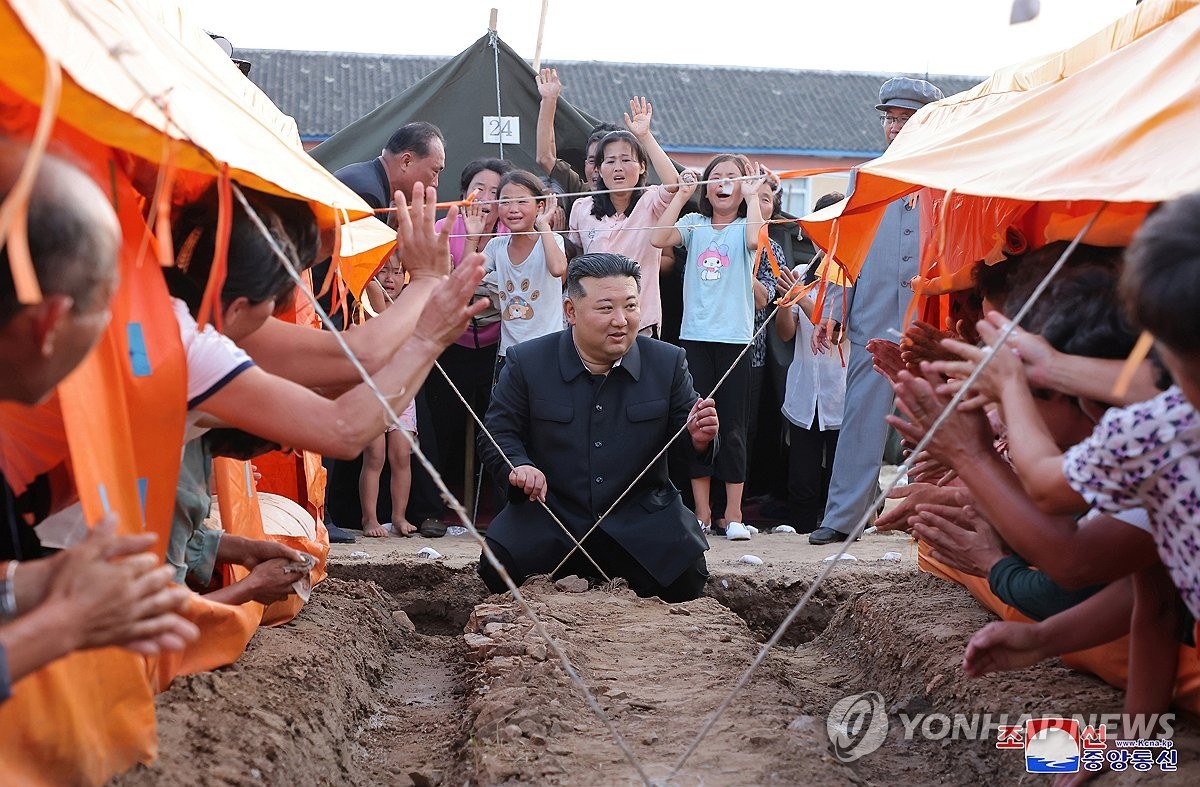 Ông Kim Jong Un tới thăm khu ở tạm của người dân vùng lũ ở huyện Uiju, tỉnh Bắc Pyongan. Ảnh: KCNA