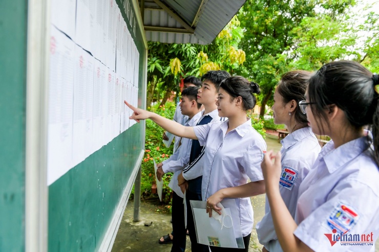 Các thí sinh tại điểm thi Trường THPT Trần Văn Lan (Nam Định). Ảnh: Phạm Tùng