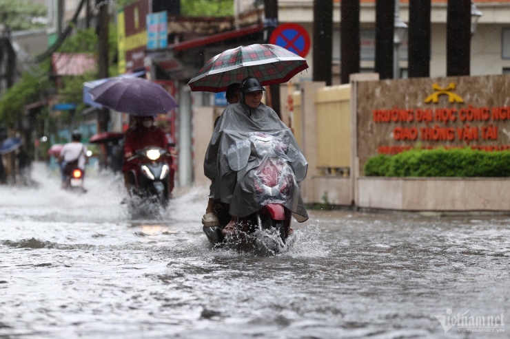 Thời tiết Hà Nội có mưa to vào chiều tối nay. Ảnh: Hoàng Hà