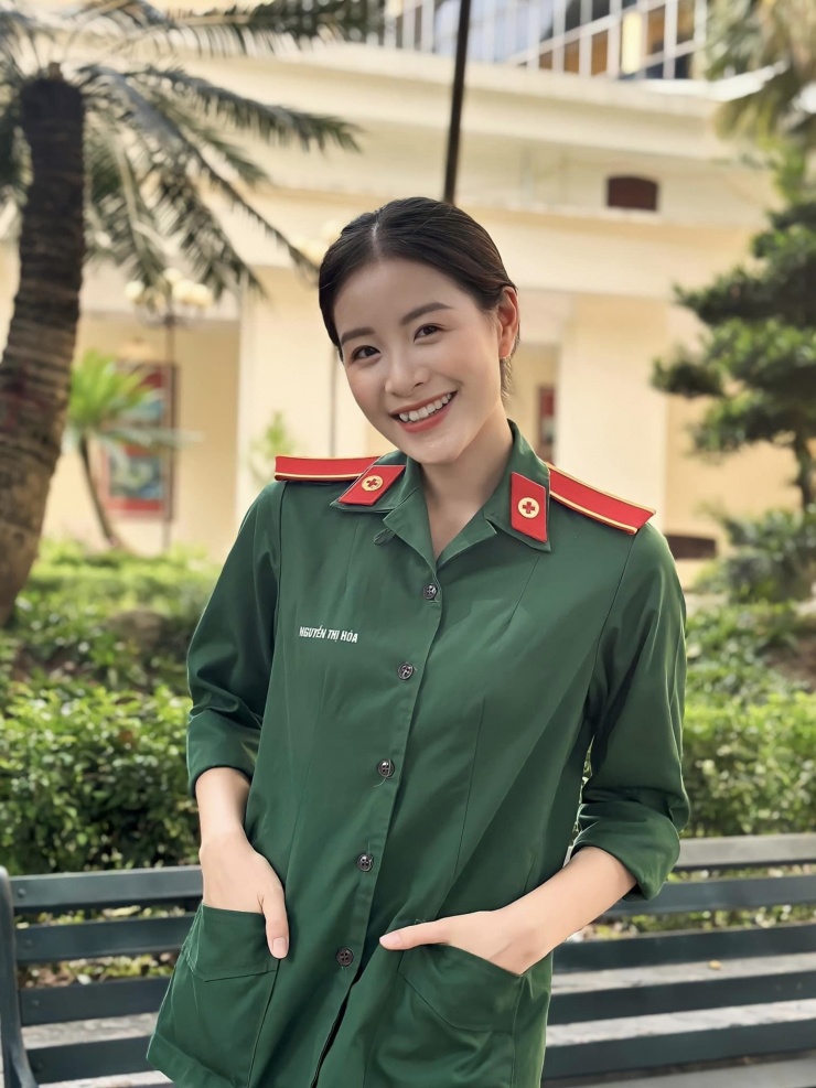 Dù không được đào tạo về diễn xuất nhưng Trang Emma khá tích cực tham gia các dự án phim và chương trình truyền hình ở đa dạng lĩnh vực. Trong ảnh, nữ diễn viên ở hậu trường phim sitcom 