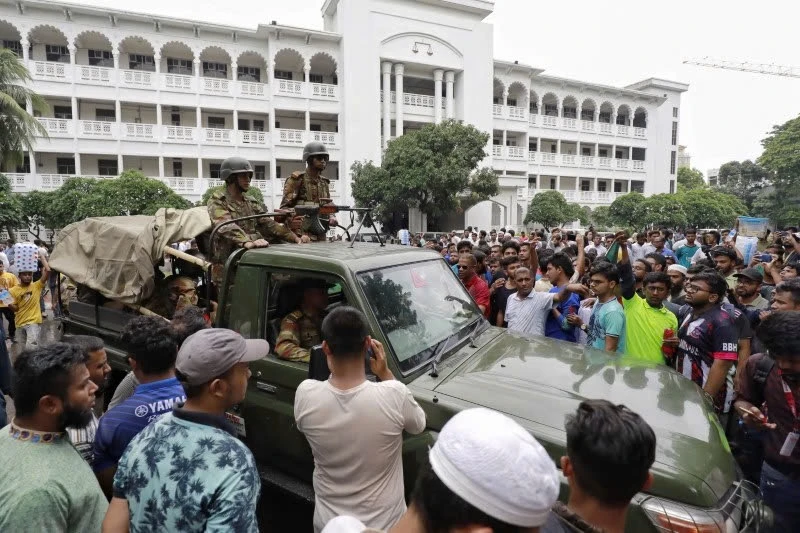 Những người biểu tình tập trung tại khuôn viên Tòa án tối cao Bangladesh ở thủ đô Dhaka ngày 10-8 để yêu cầu Chánh án tòa án tối cao Obaidul Hassan từ chức. Ảnh: REUTERS