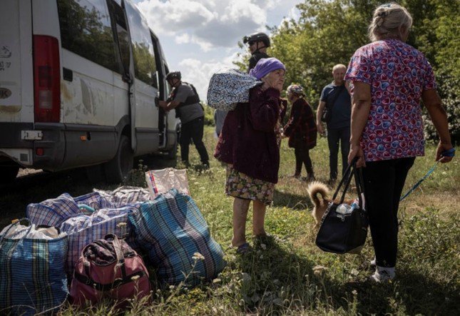 Căng thẳng gia tăng, Nga - Ukraine cùng lúc sơ tán cư dân vùng biên giới - 2