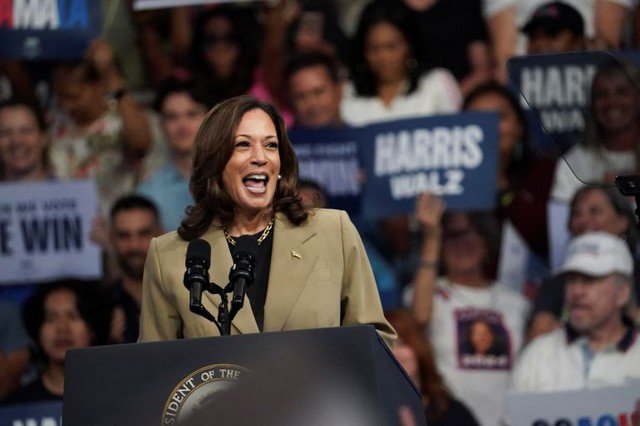 Phó Tổng thống Kamala Harris dẫn trước đáng kể so với cựu Tổng thống Donald Trump tại các bang chiến trường Wisconsin, Pennsylvania và Michigan trong cuộc thăm dò. Ảnh: Reuters