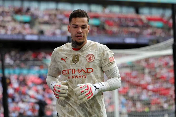 Thủ môn Ederson khiến HLV Guardiola giận dữ