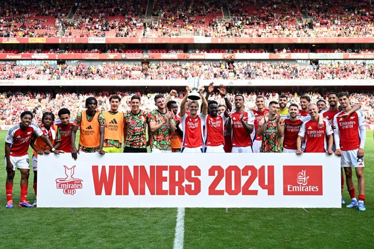 Arsenal đăng quang&nbsp;Emirates Cup lần thứ 3 liên tiếp