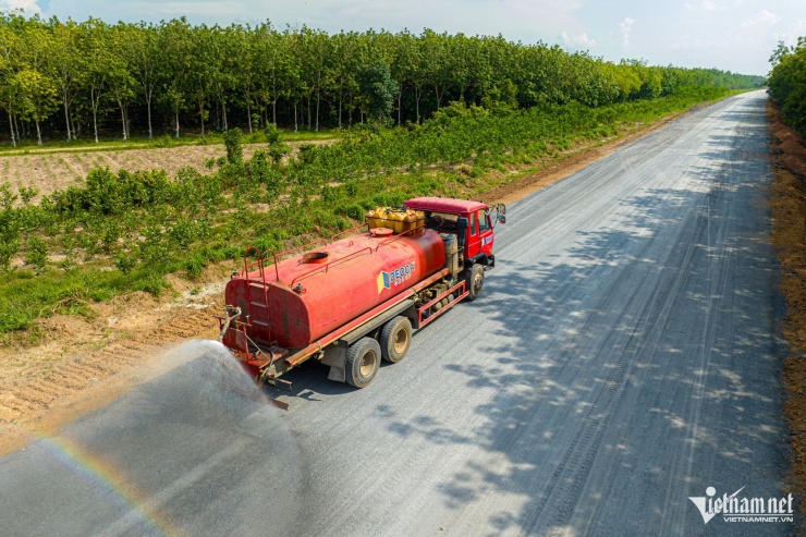 Theo quy hoạch, tuyến cao tốc này có 6 làn xe, vận tốc thiết kế 100km/h, giai đoạn đầu được đầu tư với quy mô 2 làn xe, trong tương lai sẽ tiếp tục mở rộng theo nhu cầu phát triển vùng. 