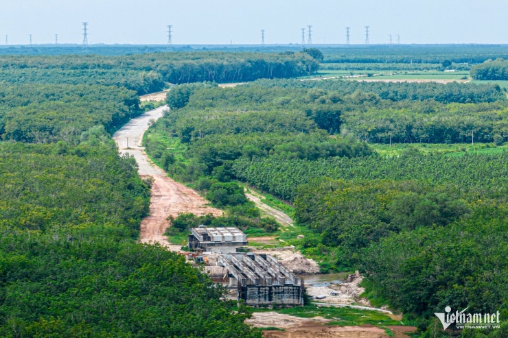 Dự án có chiều dài 72,75km, điểm đầu tại xã Trừ Văn Thố (huyện Bàu Bàng, Bình Dương), điểm cuối tại nút giao với quốc lộ N2 (nay là đường Hồ Chí Minh, thuộc huyện Đức Hòa, Long An).&nbsp;