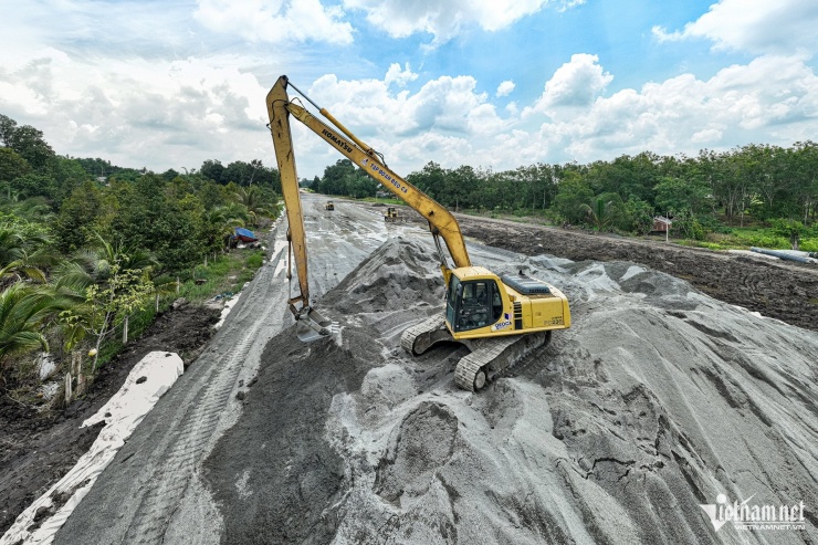 Công trình có 3 gói thầu, trong đó Tập đoàn Đèo Cả là nhà thầu thi công gói thầu XL1 có giá trị xây lắp hơn 681 tỷ đồng với chiều dài 31,5km (trải dài từ huyện Bàu Bàng đến sông Sài Gòn, giáp ranh Tây Ninh).&nbsp;