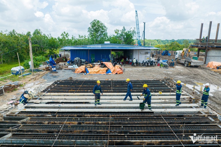 Hiện nay, nhà thầu huy động gần 200 nhân sự, hơn 100 máy móc thiết bị, tổ chức 16 mũi thi công (gồm 10 mũi thi công cầu, 6 mũi thi công đường).