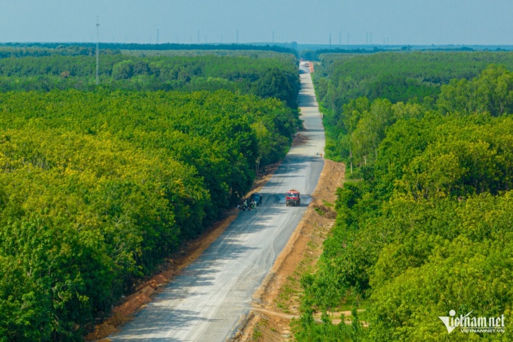 Hơn 31km đường Hồ Chí Minh đoạn qua tỉnh Bình Dương chủ yếu đi qua vùng đất nông nghiệp trồng cây keo, cao su, cây ăn trái. Sau gần 15 năm (kể từ ngày khởi công lần 1 vào năm 2009), đến nay vẫn còn một số diện tích đất ở, đất vườn chưa được giải toả. 