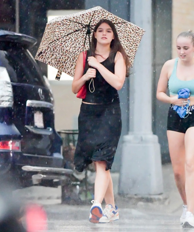 Suri Cruise đi chơi với bạn bè tuần trước. Ảnh: INSTARimages