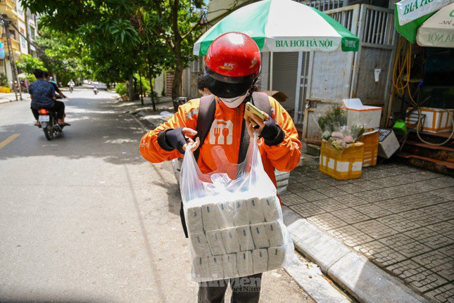 "Việc khách đặt sai vị trí, sai số điện thoại, không nghe máy, không lấy đơn,... là những câu chuyện hết sức quen thuộc." - Nữ sinh chia sẻ.