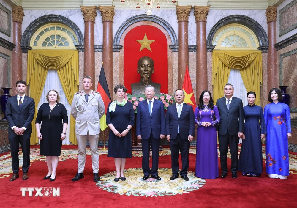 Tổng Bí thư, Chủ tịch nước Tô Lâm và Đại sứ Cộng hòa Liên bang Đức tại Việt Nam Helga Margarete Barth cùng các đại biểu chụp ảnh chung. Ảnh: TTXVN