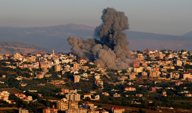 Cột khói bốc lên từ hiện trường một vụ không kích ở Lebanon. Ảnh: GettyImages