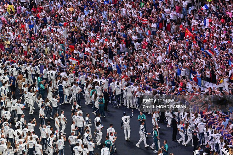 Olympic 2024 bế mạc: Tom Cruise nhảy từ độ cao 42m trao cờ Olympic, bầu trời rực rỡ sắc màu - 12