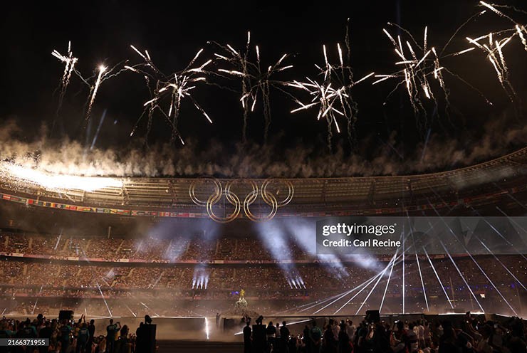 Olympic 2024 bế mạc: Tom Cruise nhảy từ độ cao 42m trao cờ Olympic, bầu trời rực rỡ sắc màu - 15