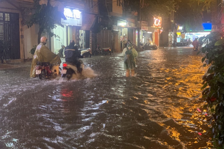 Mưa trắng trời, đường thành &#39;sông&#39;, người Hà Nội chật vật &#39;vượt&#39; ùn tắc về nhà - 4