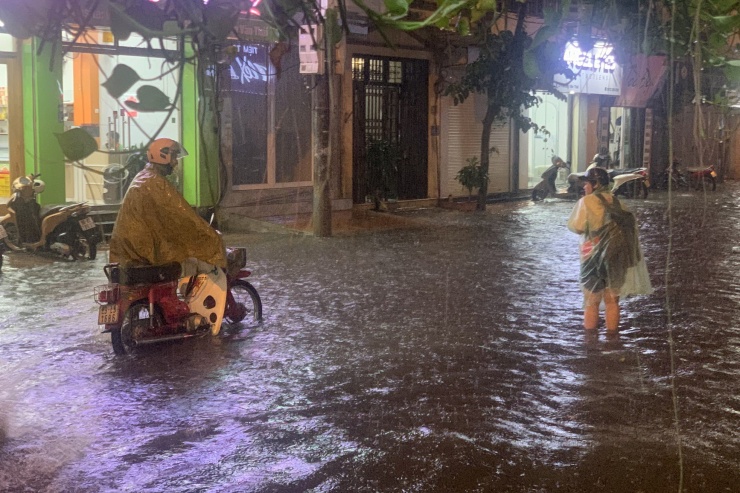 Mưa trắng trời, đường thành &#39;sông&#39;, người Hà Nội chật vật &#39;vượt&#39; ùn tắc về nhà - 9