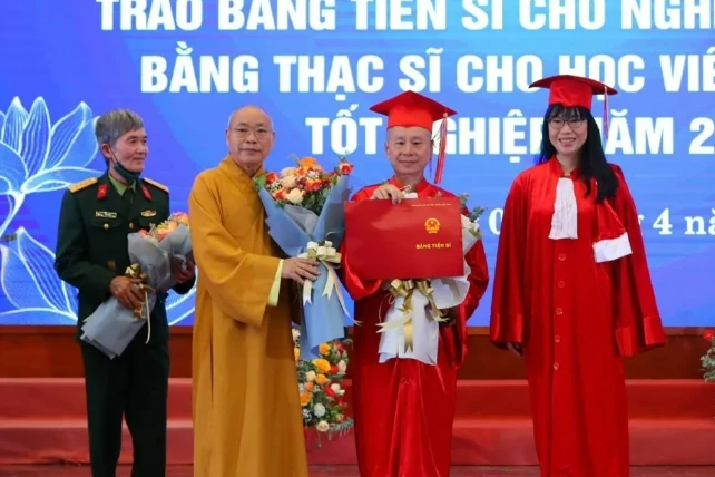 Thượng tọa Thích Chân Quang (Vương Tấn Việt) nhận bằng tiến sĩ tháng 4-2022. Ảnh: Website GHPG Việt Nam.