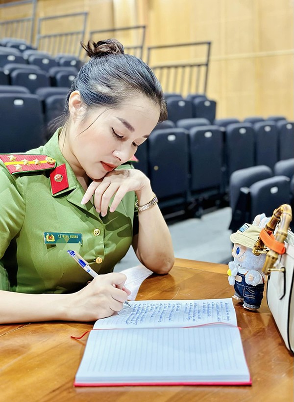 Minh Hương không chỉ là một diễn viên mà hiện tại, công việc chính của cô là MC truyền hình. Nữ diễn viên từng chia sẻ hạnh phúc và hãnh diện khi là một chiến sĩ công an. Cô cho biết, trở thành Thượng úy như hiện nay là một quá trình phấn đấu không ngừng nghỉ của nữ diễn viên, MC.