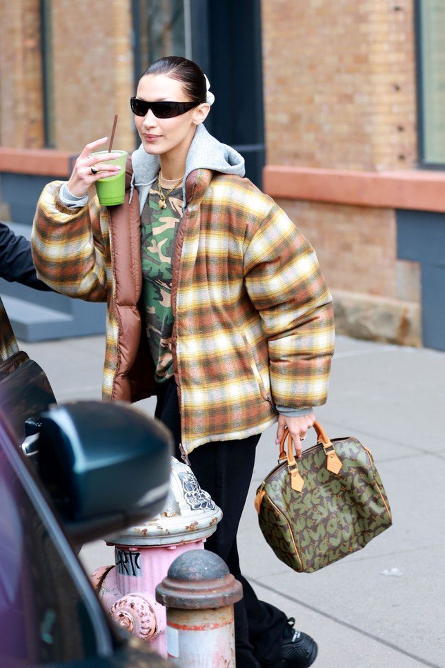 Bella Hadid sở hữu chiếc Louis Vuitton X Stephen Sprouse Speedy 30 Bag, phiên bản giới hạn có họa tiết graffiti monogram màu xanh lá, ra mắt từ năm 2001. Với chất liệu vải Monogram cổ điển của Louis Vuitton, được vẽ họa tiết graffiti trên nền kiểu dáng Speedy cổ điển vượt thời gian, khiến nó trở thành món hàng sưu tầm độc đáo.